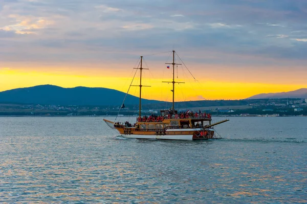 Gelendzhik Körfezi 'nde turist dolu bir tekne.. 