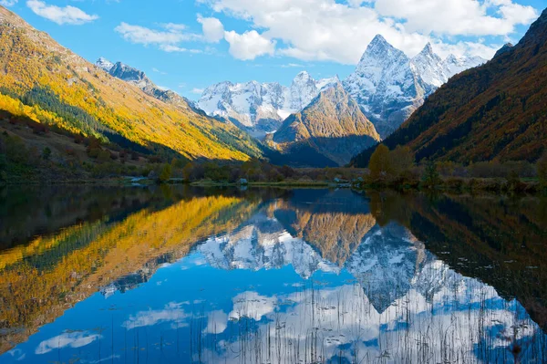 Chotcha Dağı 'nın zirveleri Tumanly-Kol gölüne yansımaktadır. Dombay.