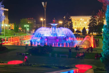 Teatralnaya Meydanı 'ndaki Rostov-on-Don renk ve müzik çeşmesi. 