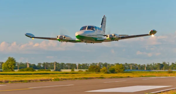 Krasnodar Cessna 340在一次示范飞行中飞越跑道 — 图库照片