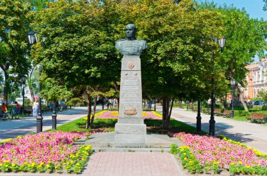 Rostov-on-Don - Krasnoarmeiskaya caddesindeki D. D. Lelyushenko anıtı.