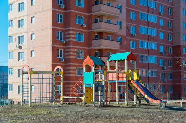 Rostov-on-Don 'daki Orbitalnaya' da çok katlı bir apartmanın yakınındaki çocuk parkı..