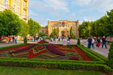 Kislovodsk - Kurortny Bulvarı boyunca bilinmeyen turistler yürüyor.