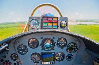 Yak-52 uçağının ikinci kokpitinde uçuş.. 