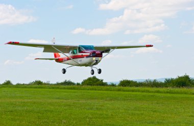 Pyatigorsk, Yutsa - Cessna 182 RG uçağı çim pist üzerinden geçiyor..
