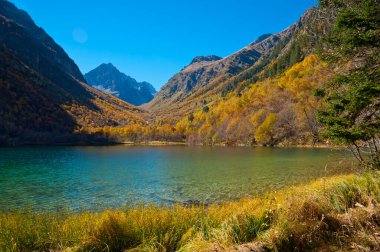 Ekim 'in üçüncü Baduk Gölü. Dombay.