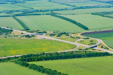 Kavşak - yol kavşağı. Uçaktan görüntüle.