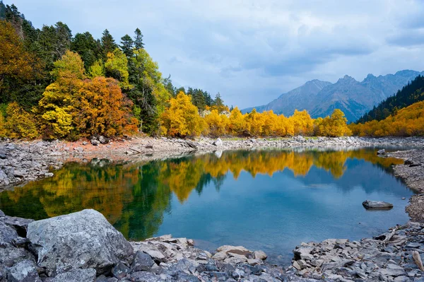 Bulutlu havada ikinci Baduk Gölü. Dombay-Teberda.