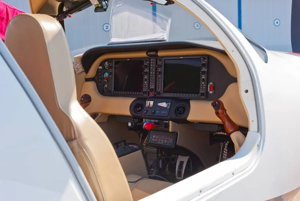 Πίνακας Πιλοτηρίων Και Οργάνων Garmin G1000 Του Αεροσκάφους Cessna 400 — Φωτογραφία Αρχείου