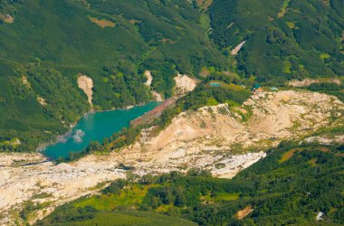 Gayzerler Vadisi, Kamçatka - helikopter pisti ve bekçinin evi.