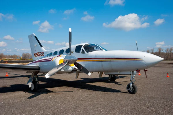 Cessna 421C Altın Kartal uçağı havaalanında..