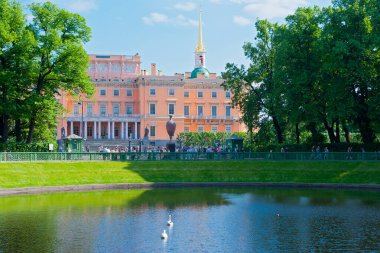 St. Petersburg - Yaz Bahçesinden Mikhailovsky Kalesi manzarası.