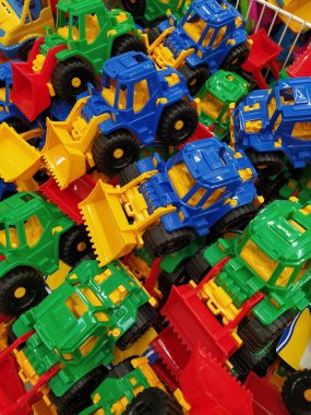 Mağazada bir sürü renkli buldozer var..