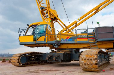 Sürüngen vinç XCMG XGC130 İnşaat alanında.