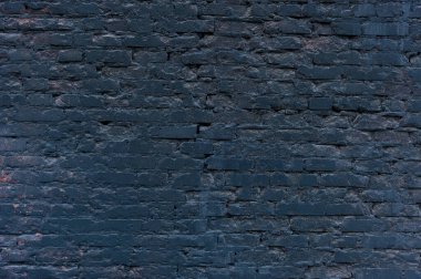 Yangından sonra tuğla duvar is içinde. 