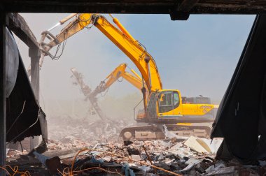 2 Demolator eski evi yıktı.