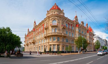 Rostov-on-Don, Rusya - 13 Haziran 2021. Şehir yönetimi (Belediye Binası) ve St. Bolshaya Sadovaya.