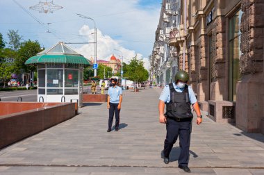 Rostov-on-Don, Rusya - 13 Haziran 2021 Sokakta Polis. Bolshaya Sadovaya, sözde el yapımı patlayıcının bulunduğu yeri koruyor..