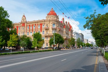 Şehir yönetimi (belediye binası) ve St. Bolshaya Sadovaya. Rostov-on-Don, 13 Haziran 2021.