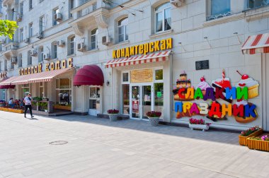 Rostov-on-Don, Rusya - 13 Haziran 2021. Bolshaya Sadovaya Caddesi 'ndeki Şekerleme 