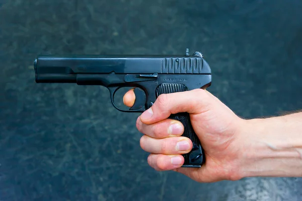 Mão Homem Segura Uma Pistola — Fotografia de Stock