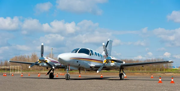 Rostov-on-Don, Rusya - 17 Nisan 2021. Cessna 421C Altın Kartal uçağı havaalanında..