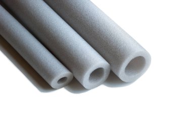 Farklı çaplarda termal yalıtım boruları.