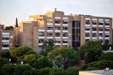 Hayfa, İsrail 'deki modern şehir mimarisi. Sonbahar sezonu. Şehir manzarası ve gün batımında gökyüzü