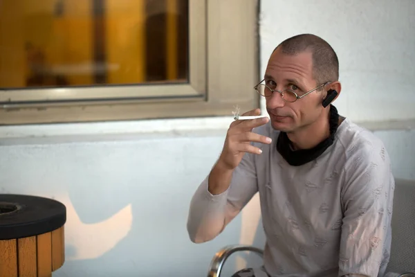 Jongeman Het Balkon Rookt Een Pauze Van Het Werk Binnenlandse — Stockfoto