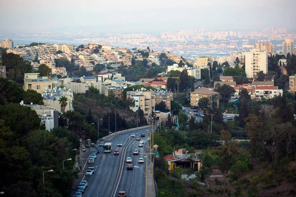 イスラエルのハイファにある近代的な都市建築 都市の背景を持つ都市景観道路 — ストック写真