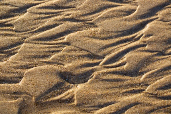 Vågigt Hav Strand Sand Struktur Solsken Selektivt Fokus Bakgrund Med — Stockfoto