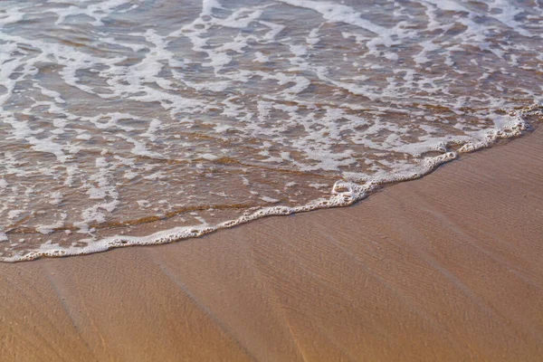 青い海の波 白い泡 黄金の砂のビーチ ターコイズブルーの海の水を閉じると 夏休みの国境フレームのコンセプト 熱帯の島の休暇の背景 観光旅行バナーのデザインテンプレート コピースペース — ストック写真