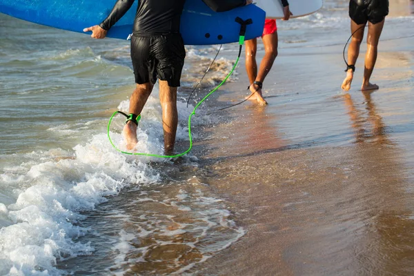 ビーチでサーフィンする準備ができてサーフボードでサーファー 夏の時間とアクティブな休息の概念 — ストック写真