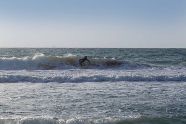 Rüzgarda süzülen genç bir adam. Güzel deniz manzarası. Deniz Dalgaları.