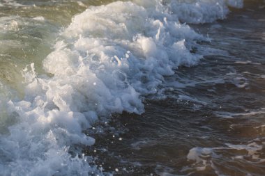 Deniz Dalgaları. Güzel deniz manzarası. Duvar kağıdı, kartpostal, poster tasarımı, afiş metnin için kopyalama alanı, kapat. Sahilde dalgalar