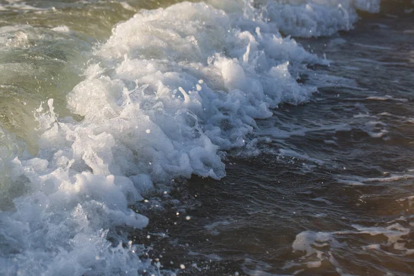 海の波 美しい海の風景 はがき ポスターデザイン バナー テキストのコピースペースのアイデアを閉じます ビーチの波は — ストック写真