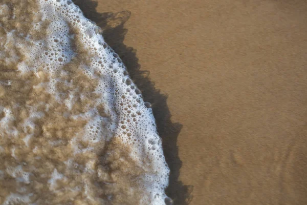 Mousse Blanche Plage Sable Doré Eau Mer Gros Plan Concept — Photo