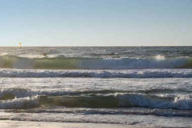 Sahile gelen dalgaların arkaplanı, turist seyahat bayrağı tasarım şablonu, kopyalama alanı