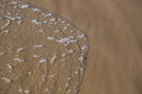 Das Ende Einer Meereswelle Die Sich Ihren Weg Den Sand — Stockfoto