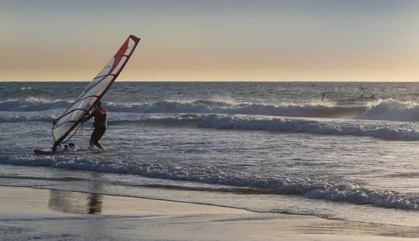 若い男は水の飛沫で風をサーフィン 美しい海の風景 波状の海を帆板でサーフィン — ストック写真
