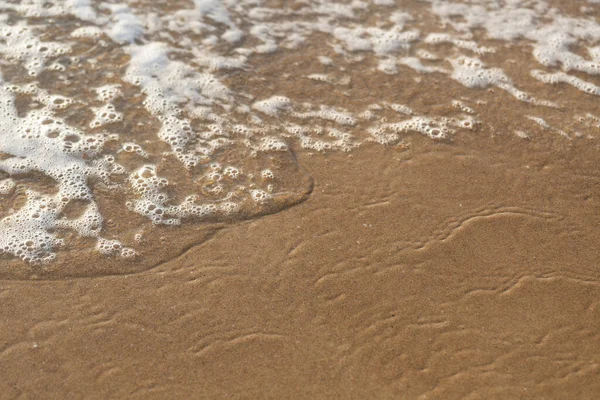 Final Una Ola Mar Terminando Tejiendo Camino Arena Antecedentes Enfoque — Foto de Stock