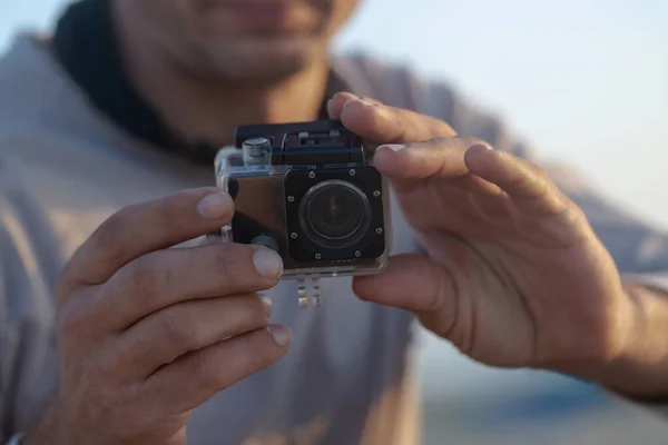 Небольшая Современная Видеокамера Водонепроницаемом Корпусе Снимающая Мелководье Пляже Человек Держащий — стоковое фото