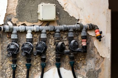 Meteoroloji kontrolörü, çim sulama sistemi gibi otomatik sulama sistemlerini çalıştıran bir cihaz buharlaşmadan kaybolan sulama suyunu ortadan kaldırıyor. Sulama Denetim Anahtarları.