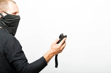 Elindeki elektroşok tabancası beyaz arka planda izole edilmiş. Şok tabancası, şok tabancası, haydutlara karşı elektroşok koruması nefsi müdafaa aracı. Yüksek voltajlı şok tabancası olan bir adam.