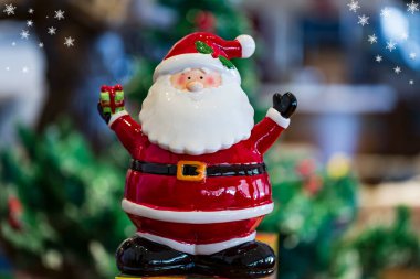 Bulanık arka planda Noel Baba ve Noel ağacı oyuncağı. Mutlu Noeller ve mutlu yıllar. Şirin Noel Baba oyuncağı kapat, metin için alanı kopyala.