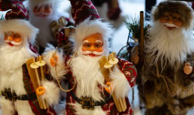 Noel Baba oyuncağı, Noel cücesi sığ bir alanda. Mutlu Noeller ve mutlu yıllar. Şirin oyuncaklar kapatın, metin için boşluk kopyalayın, ev dekoru.