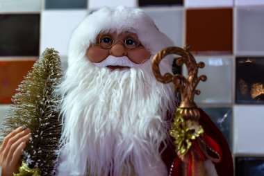 Bulanık arka planda Noel Baba ve Noel ağacı oyuncağı. Mutlu Noeller ve mutlu yıllar. Şirin Noel Baba oyuncağı kapat, metin için boşluk kopyala, ev dekorasyonu.