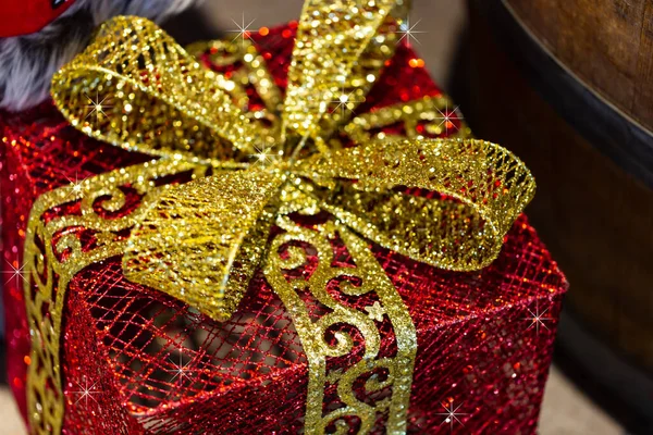 Tebrik kartı için fiyonklu mutlu noel hediyesi kutusu. Metnin için dekorasyon ve kopyalama alanı. Mutlu yıllar 2021 kış mutlu el yapımı bayram kompozisyonu. Noel hediyeleri kutuları