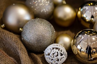 Noel oyuncakları keten, kesme, çuval bezi, ev dekorasyonu. 2021 yılının konsepti, Noel altınları, kutlama kartları. Odaklanmamış noel arkaplanı.