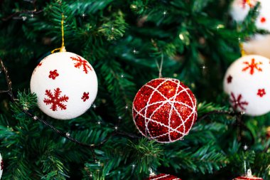 Noel Ağacı Bauble 'lar, toplar ve bulanık ışıklar, ev dekorasyonu. Yeni yıl 2021 konsepti, tebrik kartı için Noel oyuncakları. Odaklanmamış noel arkaplanı.